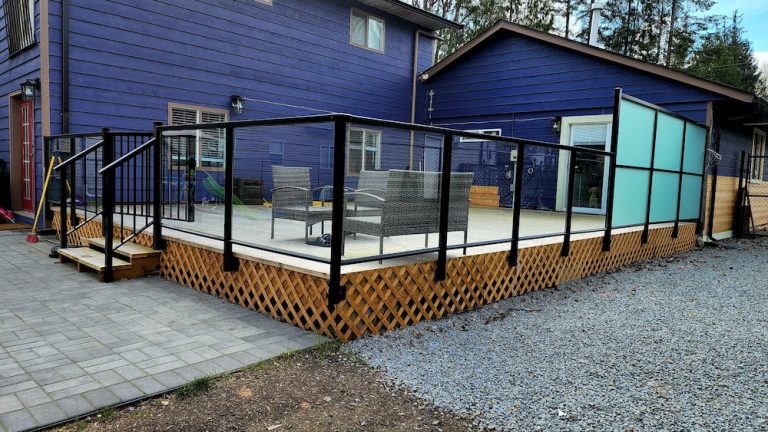 glass railing with aluminum frame using in balcony